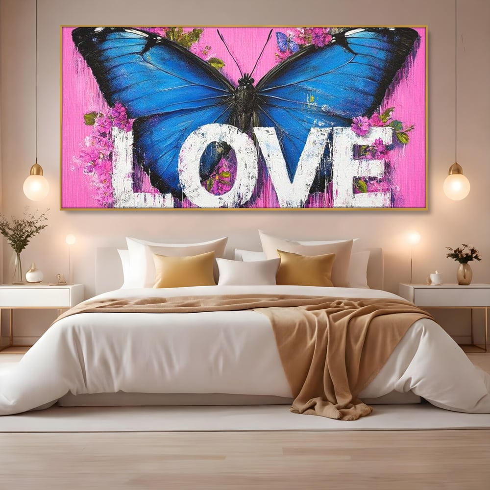 Tablou canvas cu tablou canvas cu fluture albastru, in rama de aluminiu auriu, pe perete intr-un dormitor
